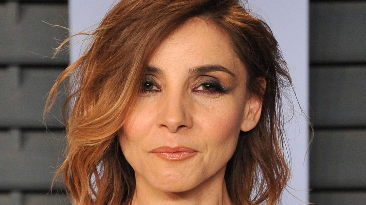 Clotilde Courau sorride