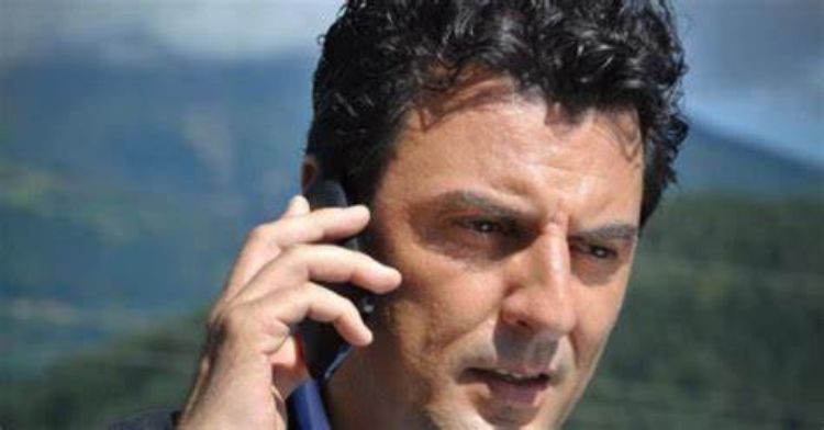 Enrico IIanniello al telefono 