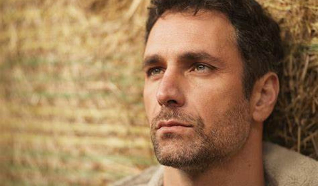 Raul Bova sguardo a sinistra