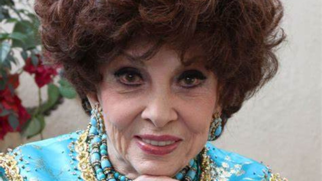 Gina Lollobrigida sorride