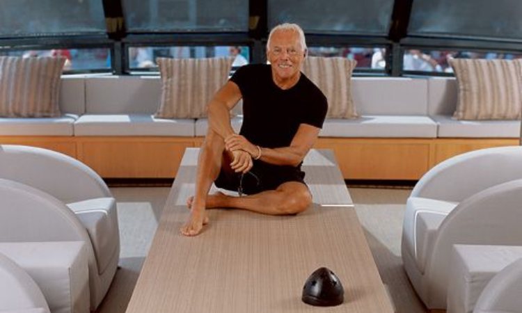 Giorgio armani sullo yacht sorride 