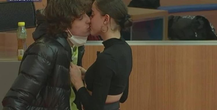 Giulia Stabile bacio con Sangiovanni 