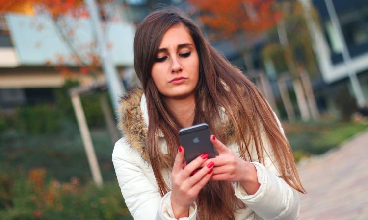 ragazza che guarda lo smartphone 