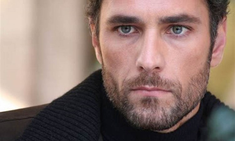 Raoul Bova maglia nera 