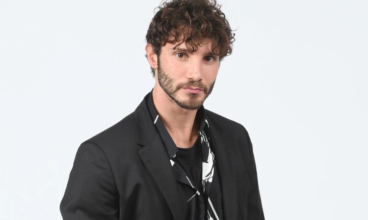 Stefano De Martino sfondo bianco 