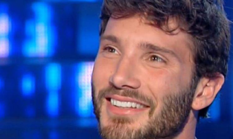 Stefano De Martino sorride 