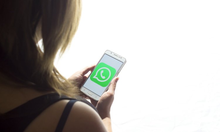 telefono col logo di WhatsApp 