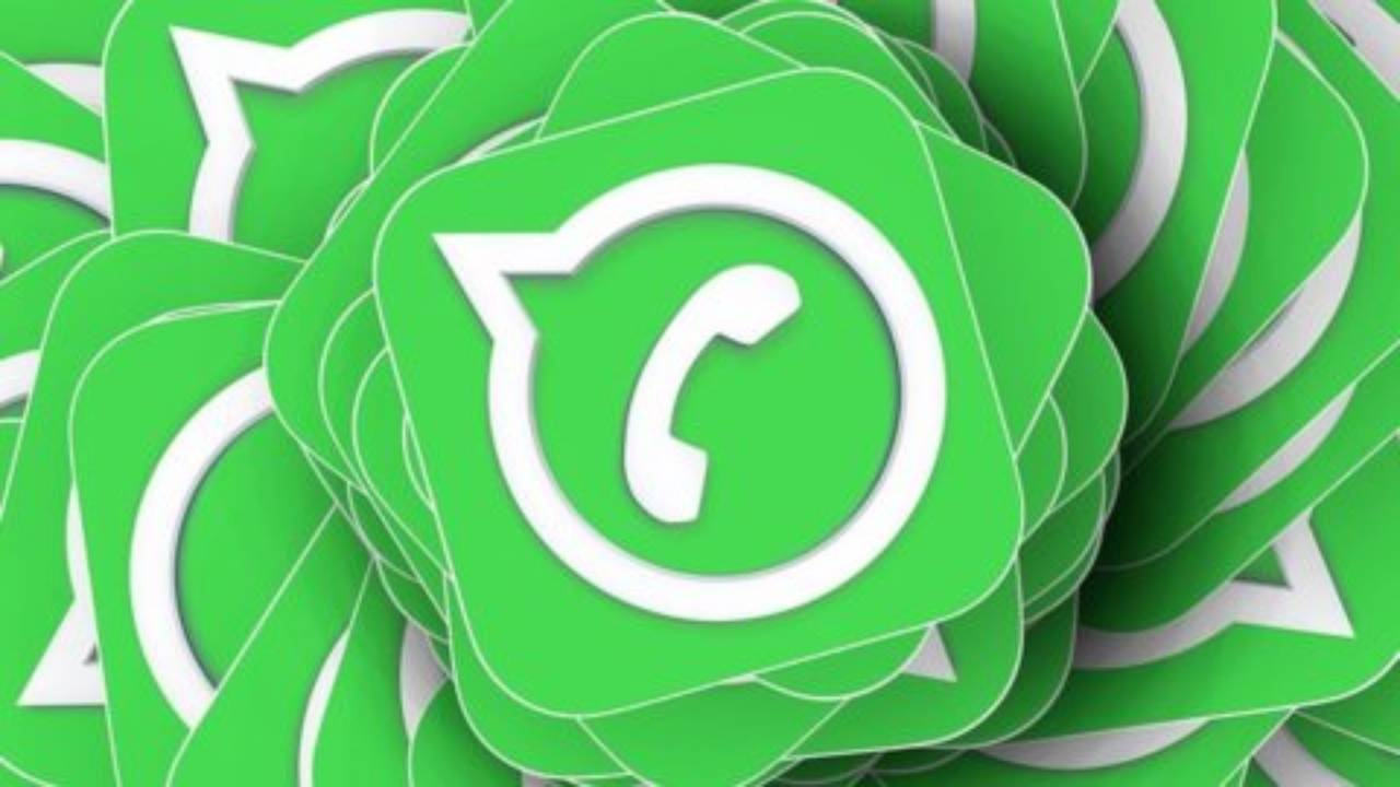 Un logo di Whatsapp in primo piano e altri sotto