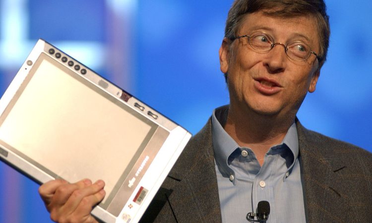 Bill Gates sorridente su un palco