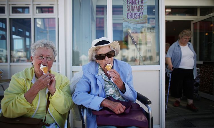 Due donne mangiano un gelato