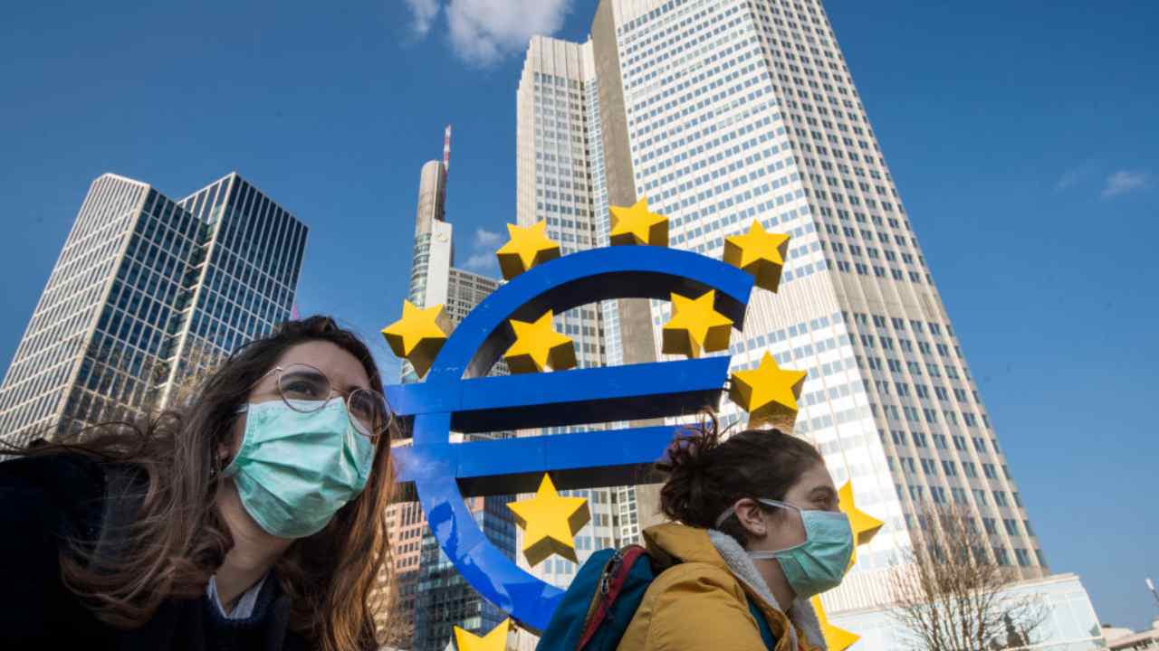 L'insegna dell'euro con due ragazze sotto