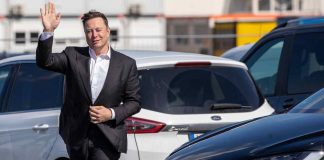 Elon Musk saluta
