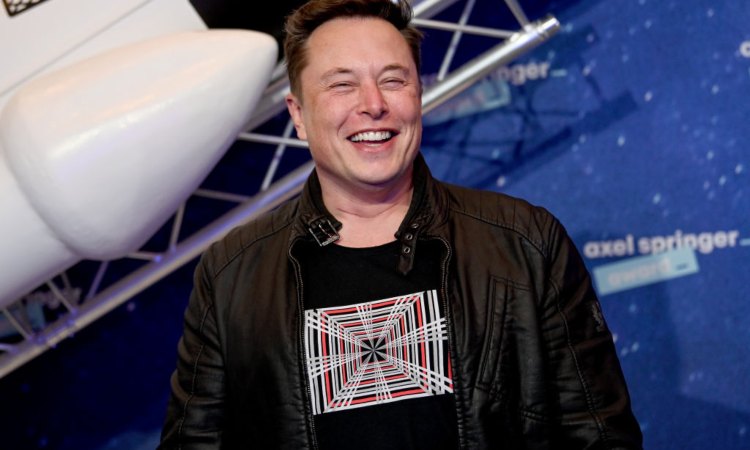 Il Ceo di Space Elon Musk sorridente