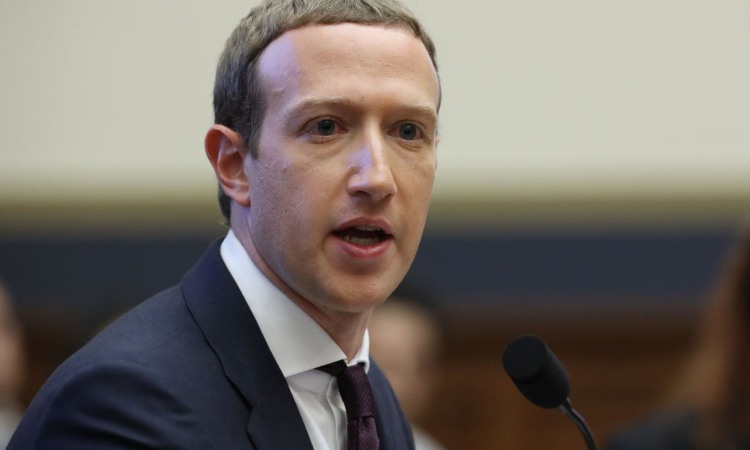 Il milionario Mark Zuckerberg intento a fare un discorso