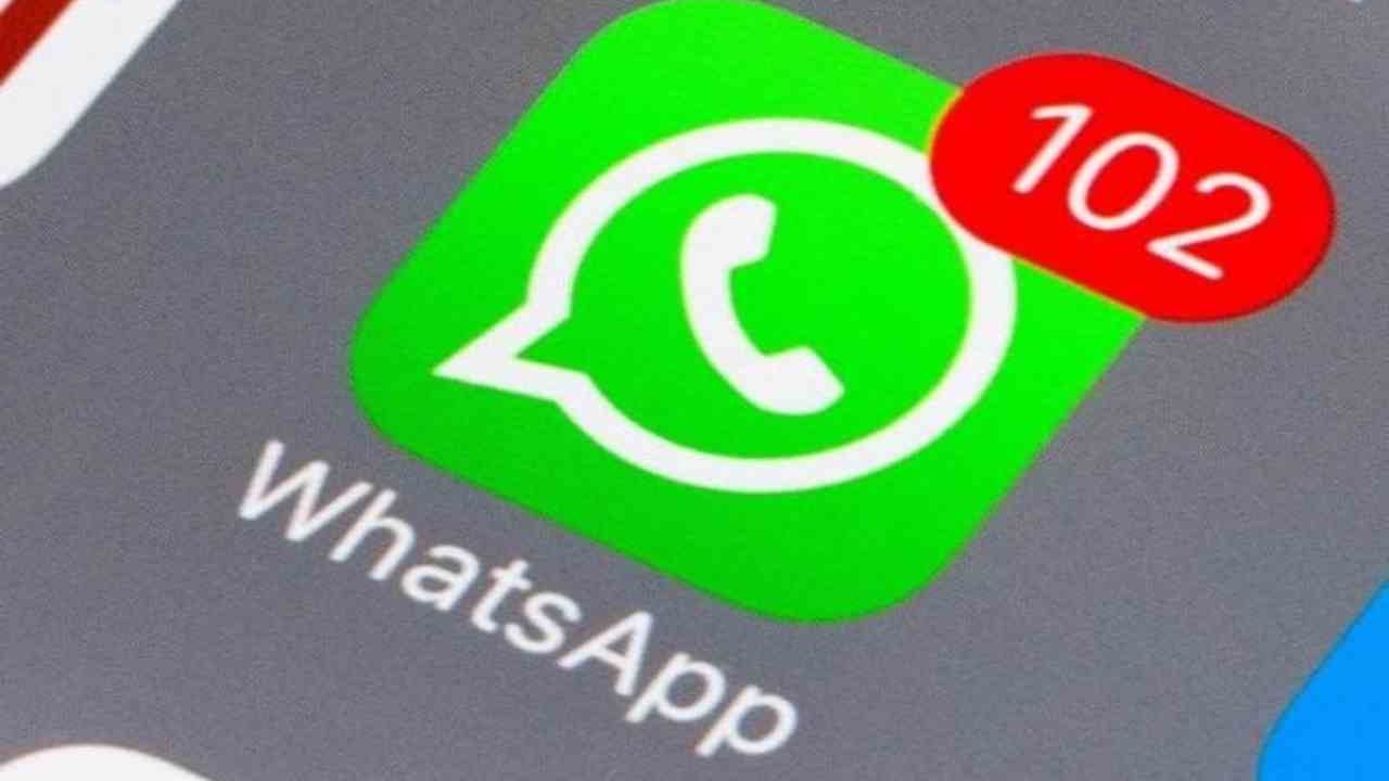 102 notifiche segnalate dal logo di Whatsapp