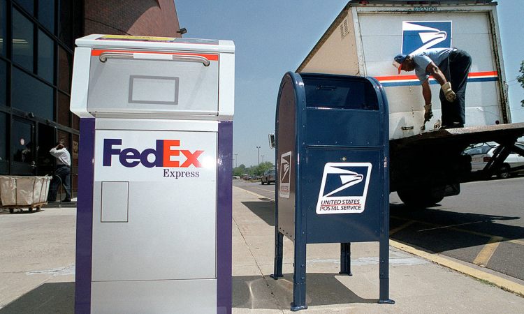 Un contenitore di pacchi e un furgone della FedEx