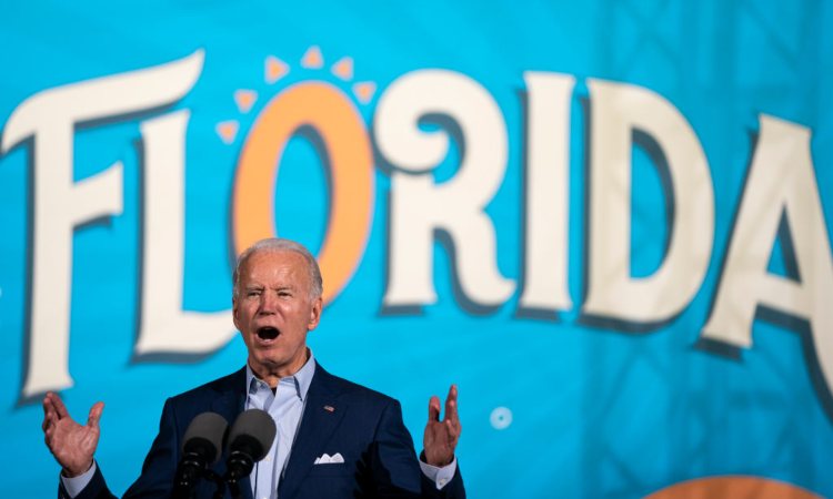La scritta Florida alle spalle del presidente Biden