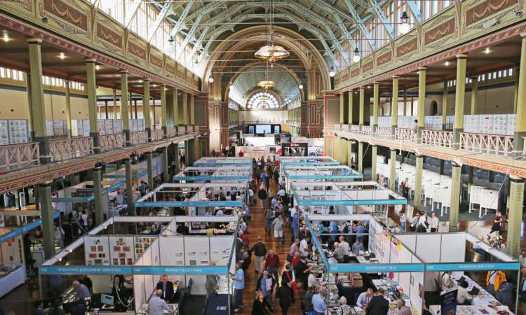 Tanta gente dentro lo Stamp expo