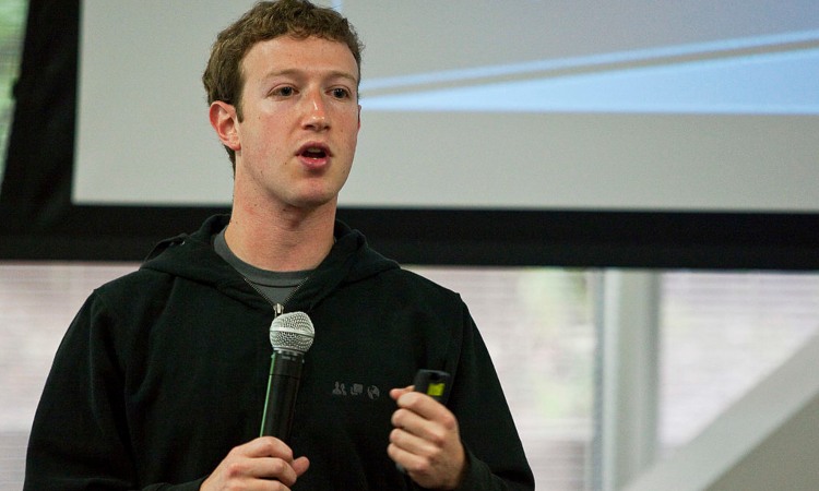 MArk Zuckerberg intento a parlare