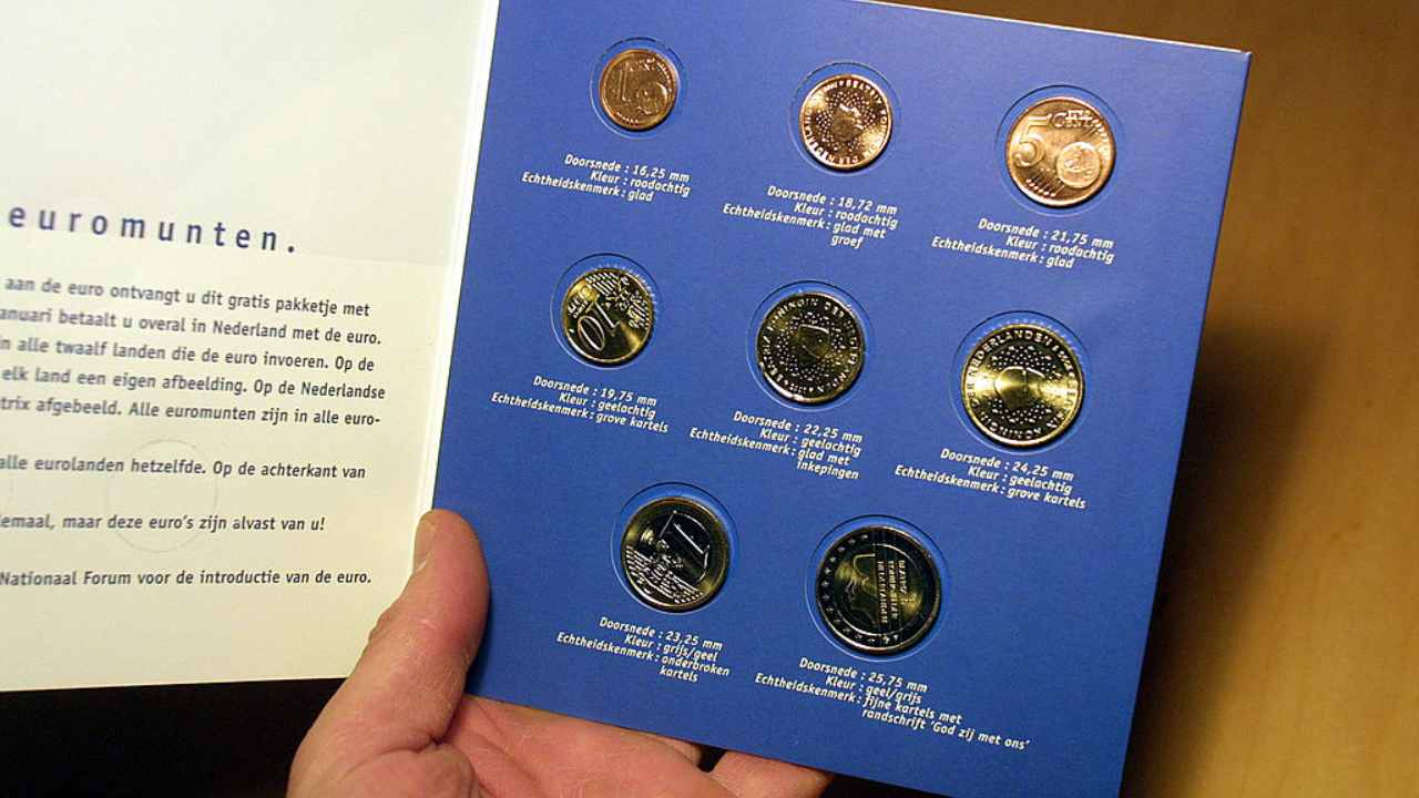 Otto monete pregiate tenute in una custodia