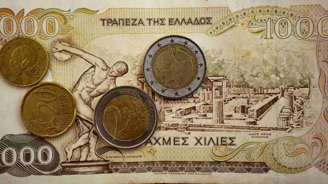 Un po' di monete sopra una banconota greca