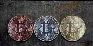 TRe monete dei Bitcoin di diverso materiale