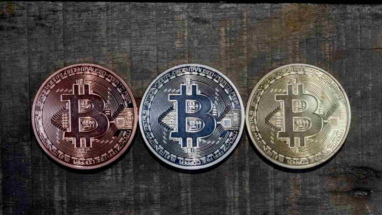 TRe monete dei Bitcoin di diverso materiale