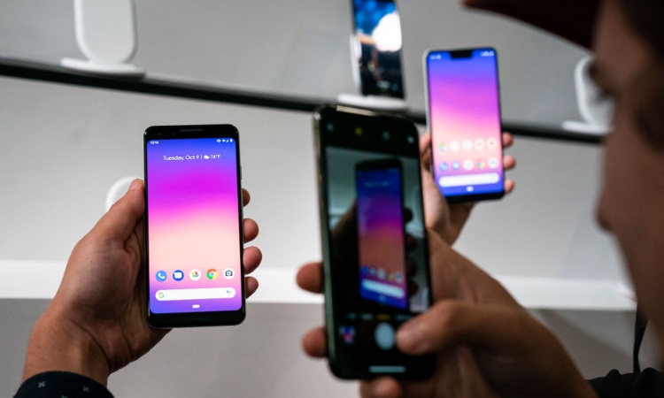 Tre smartphone vicini tra loro