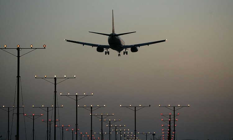 Le luci di una pista di atterraggio e un aereo