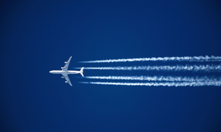 Alcune scie lasciate da un aereo