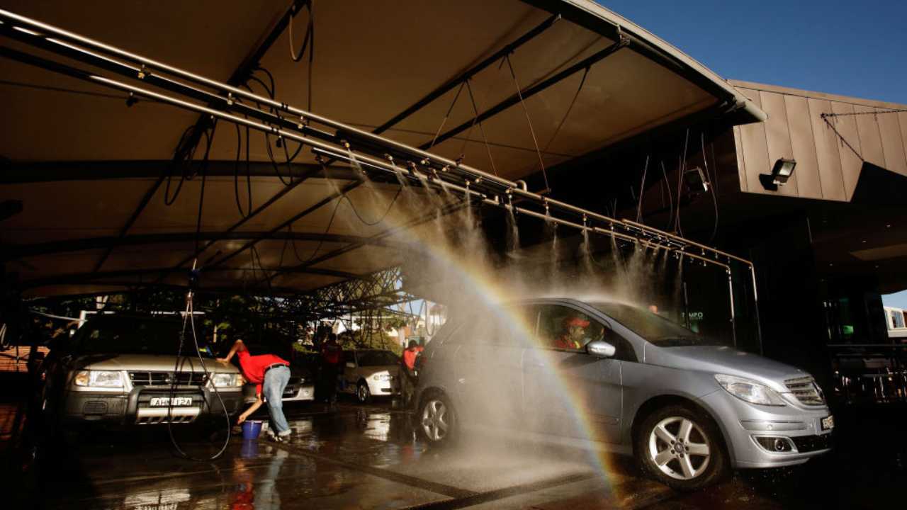 Un autolavaggio per le auto pieno