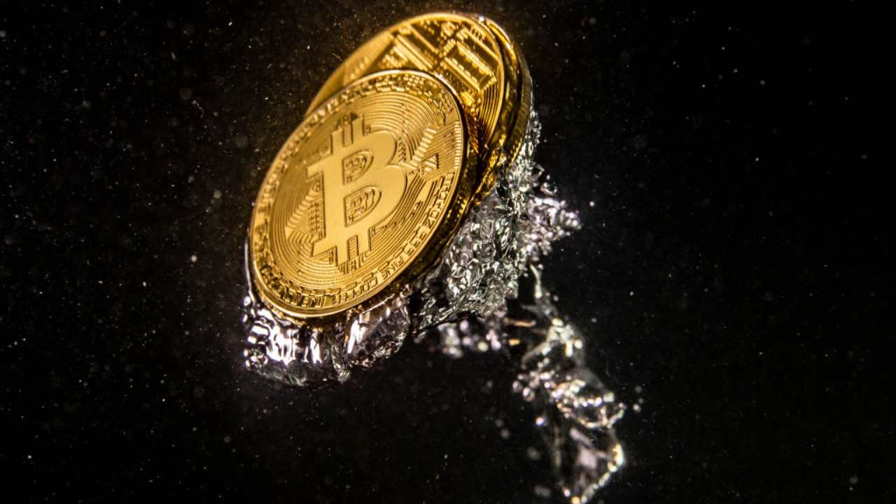 Alcune BItcoin dentro l'acqua