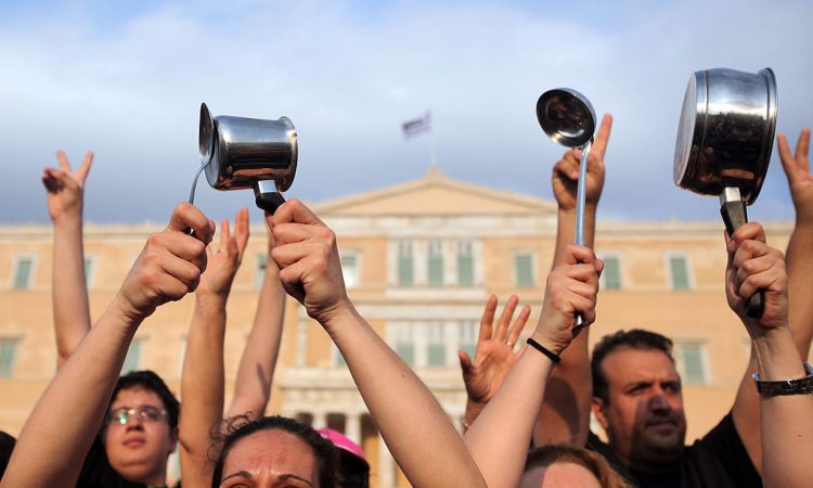 Alcune pentole tenute da delle persone