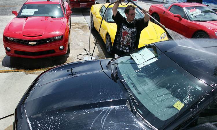 Un ragazzo con una pompa d'acqua in mano