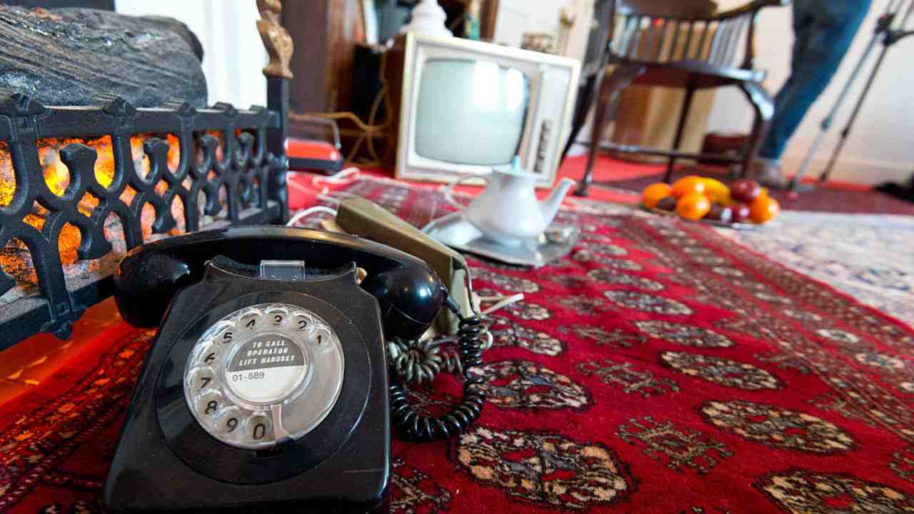 Un telefono poggiato su un tappeto di casa