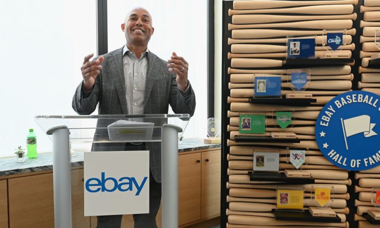 Un uomo con la scritta di Ebay sotto di lui