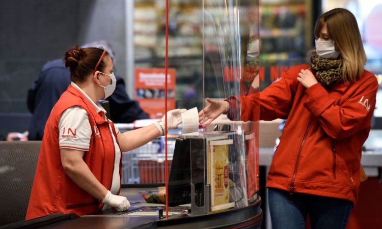 Una cliente riceve uno scontrino in un negozio