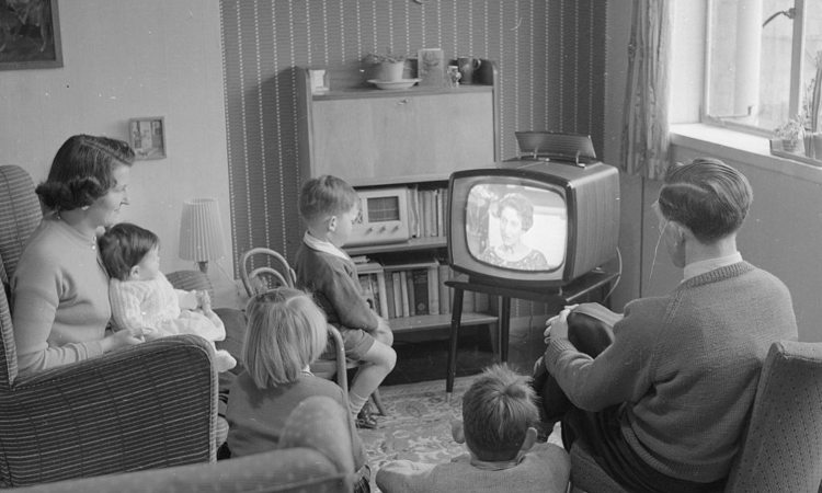 Un po' di persone di fronte a una tv