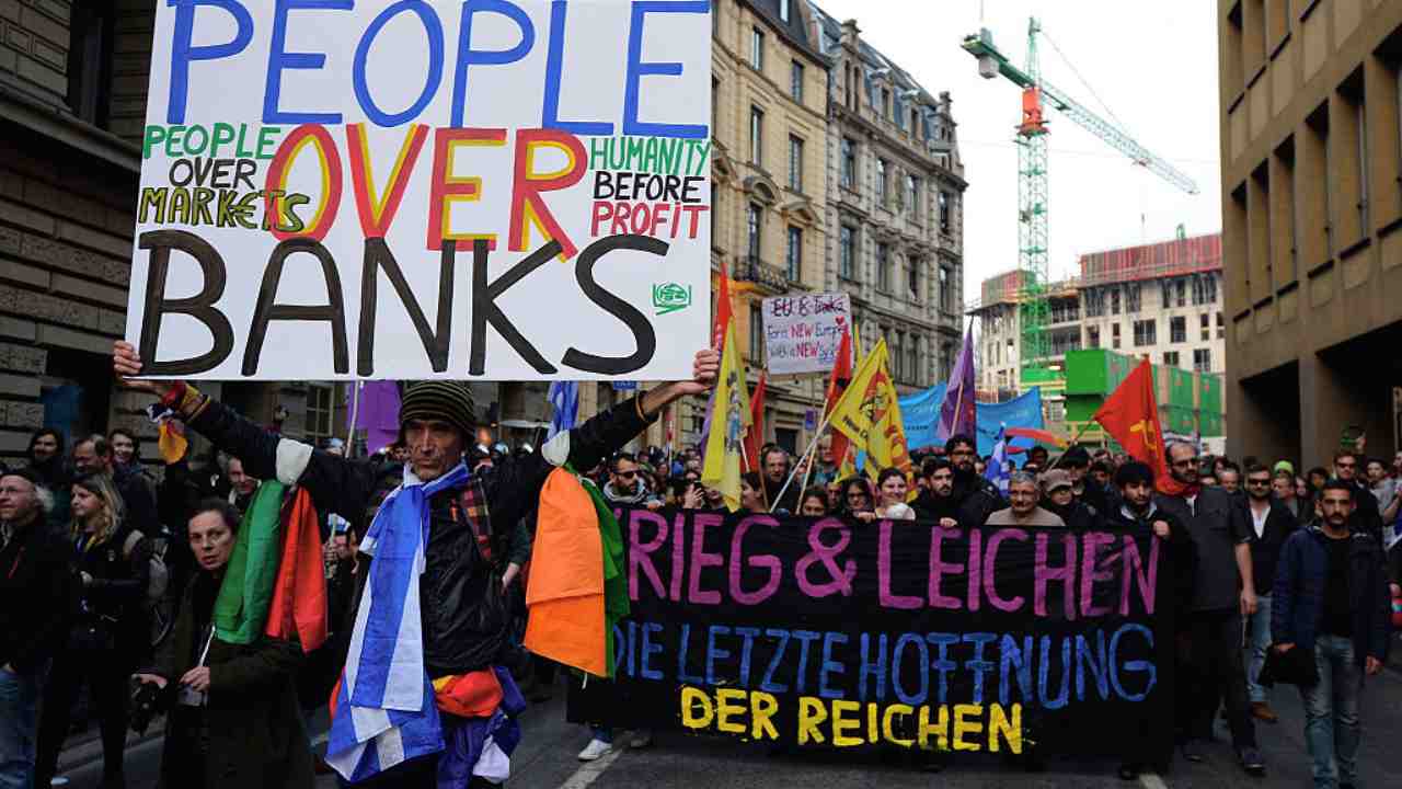 Alcune persone manifestano contro le banche