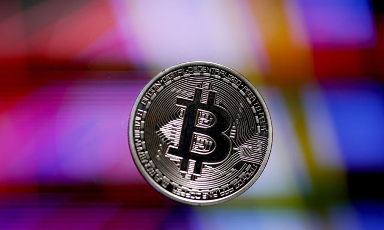 Una BTC in formato monetario argentato