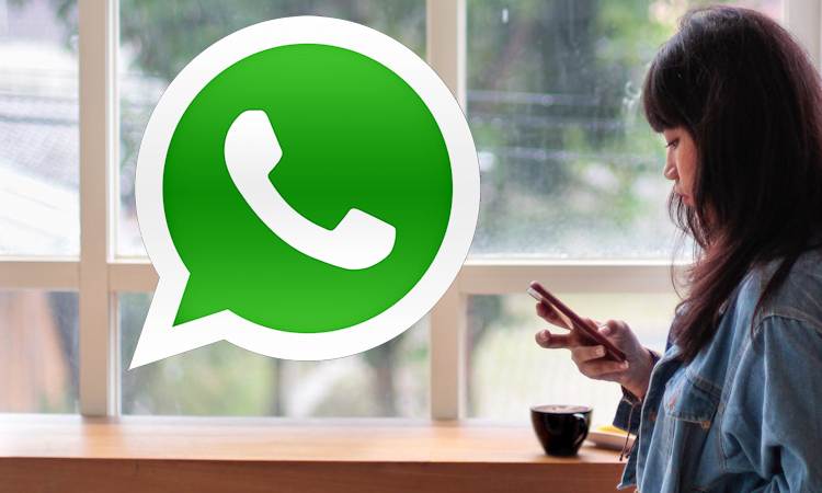 Una donna e whatsapp