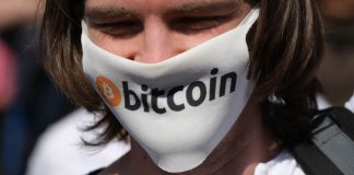Un ragazzo con una mascherina dei BTC