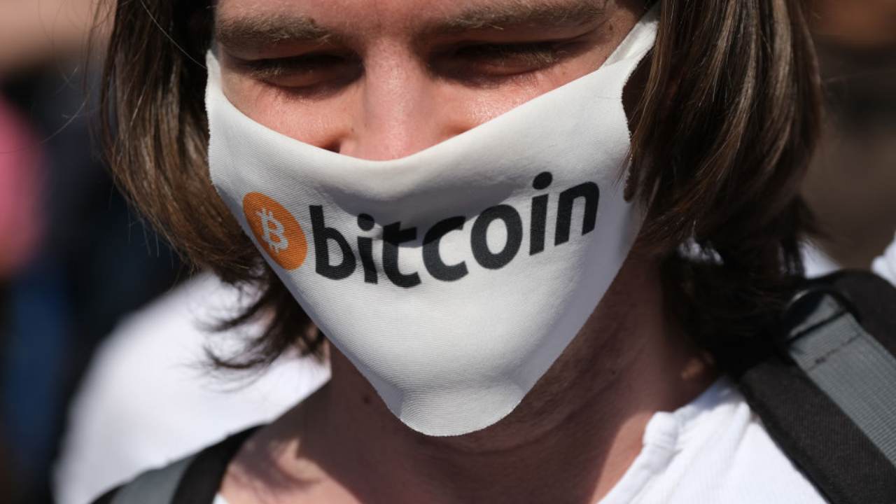 Un ragazzo con una mascherina dei BTC