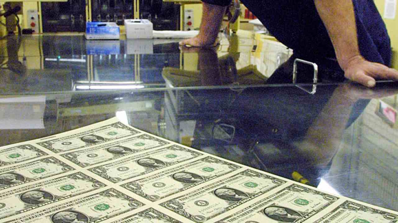 Una scrivania con dei dollari incastonati sotto una vetrata