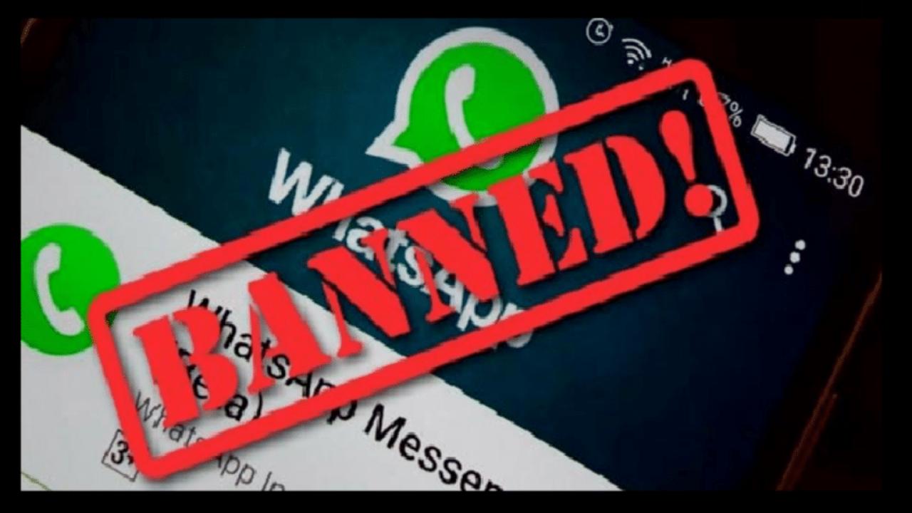 La scritta "Banned" vicino al logo di Whatsapp