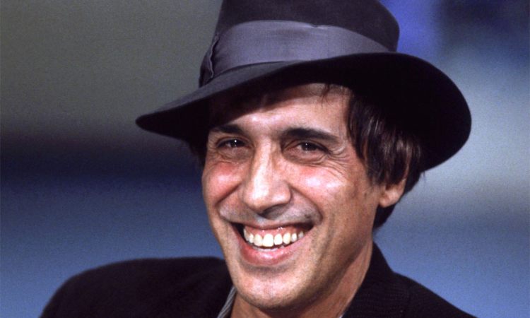 Adriano Celentano sorride con un cappello