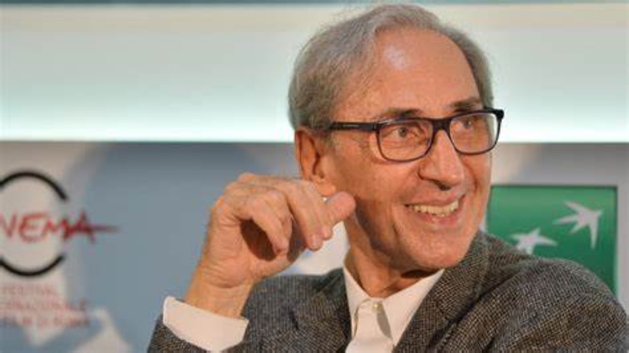 Franco Battiato sorride