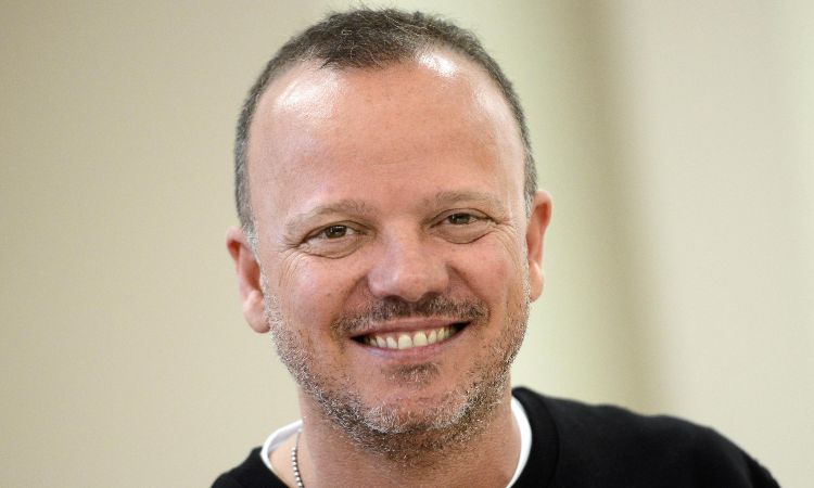 Gigi D'Alessio sorride con barba