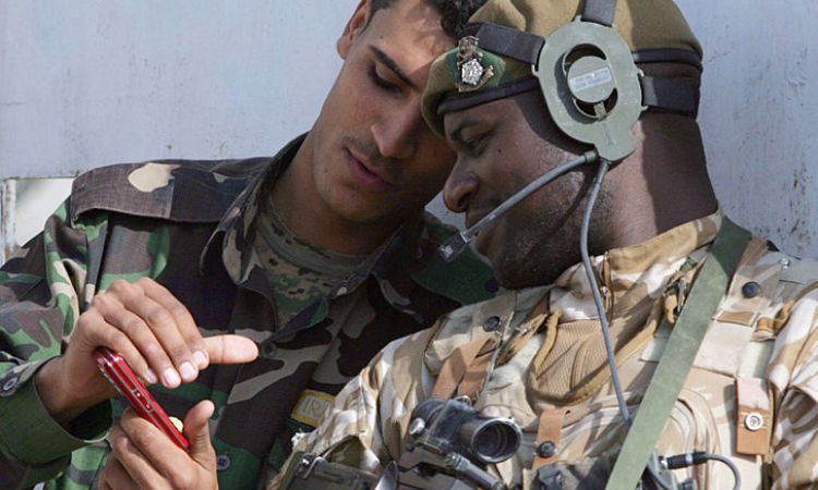 Uno smartphone mostrato da un militare ad un altro