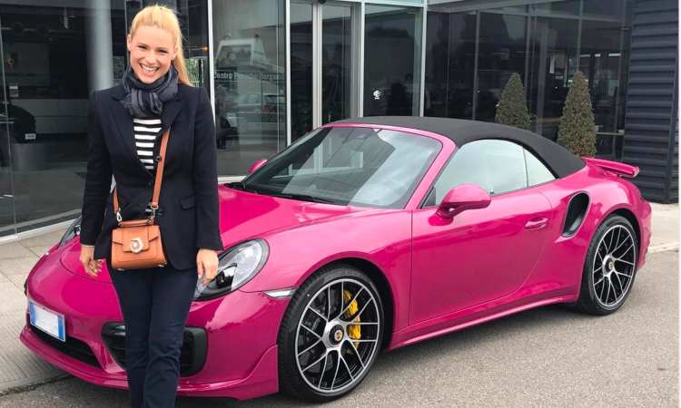 Michelle e la porsche rosa